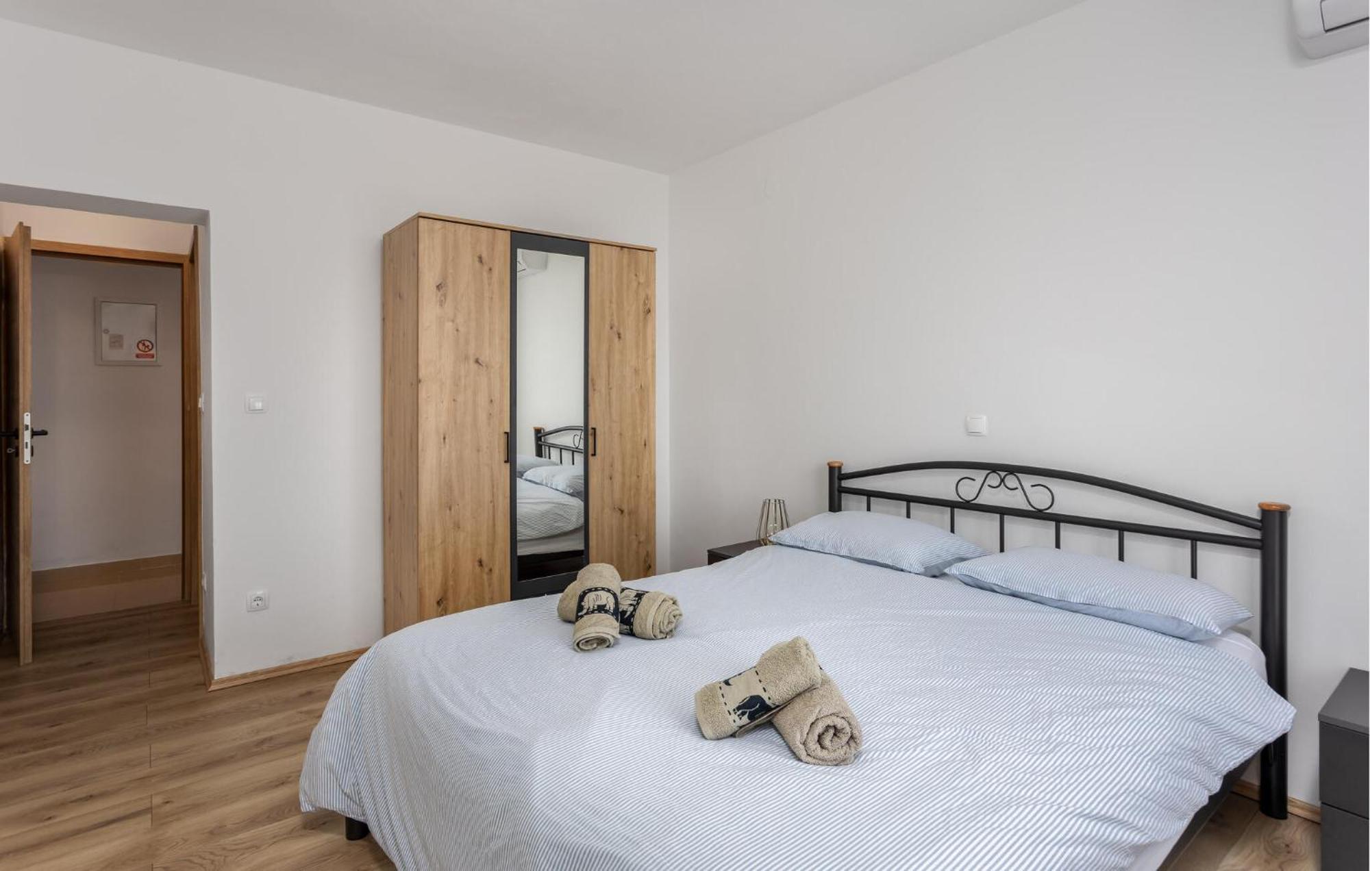 Gorgeous Apartment In Brsec With Kitchen Esterno foto