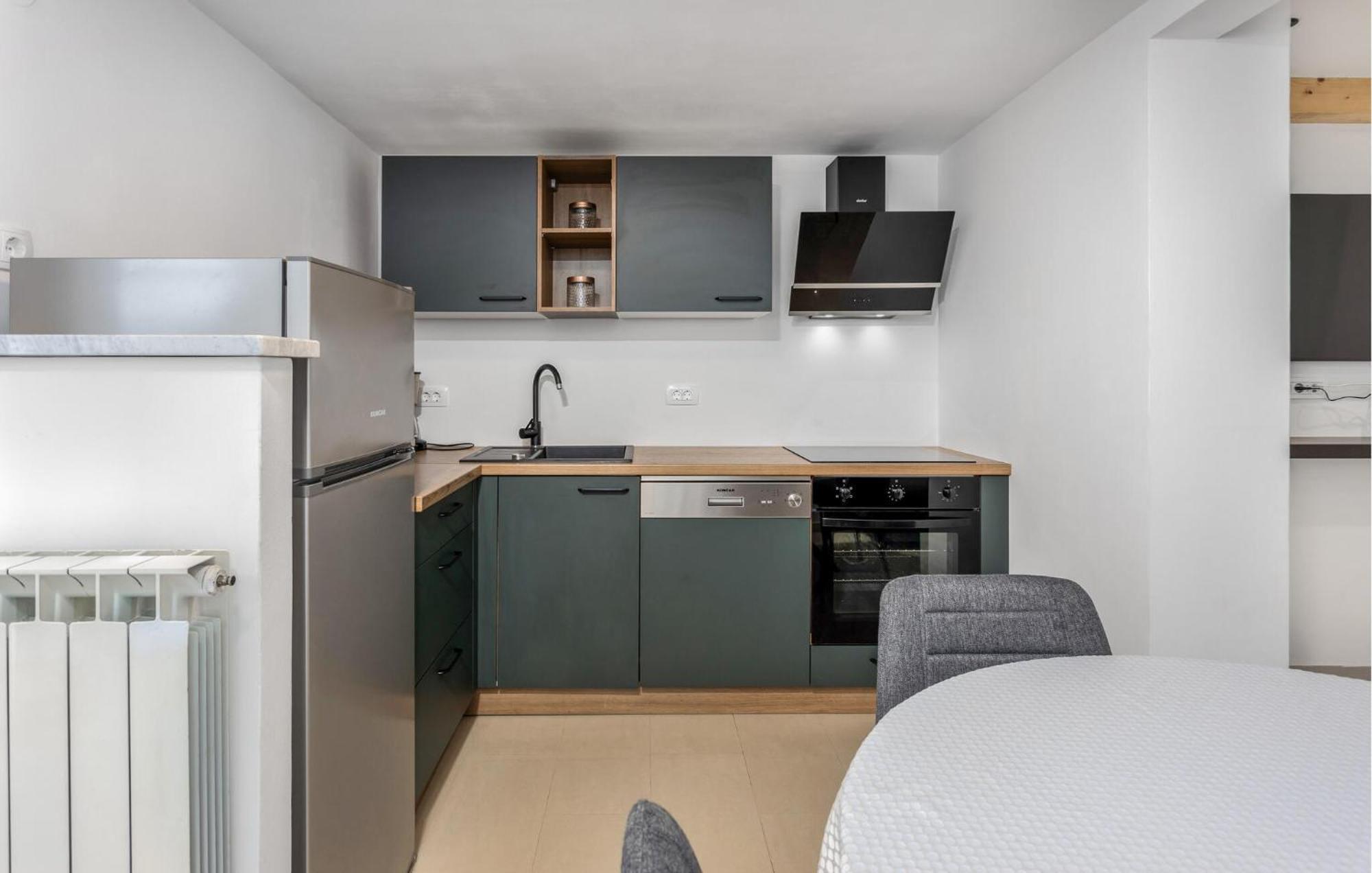 Gorgeous Apartment In Brsec With Kitchen Esterno foto