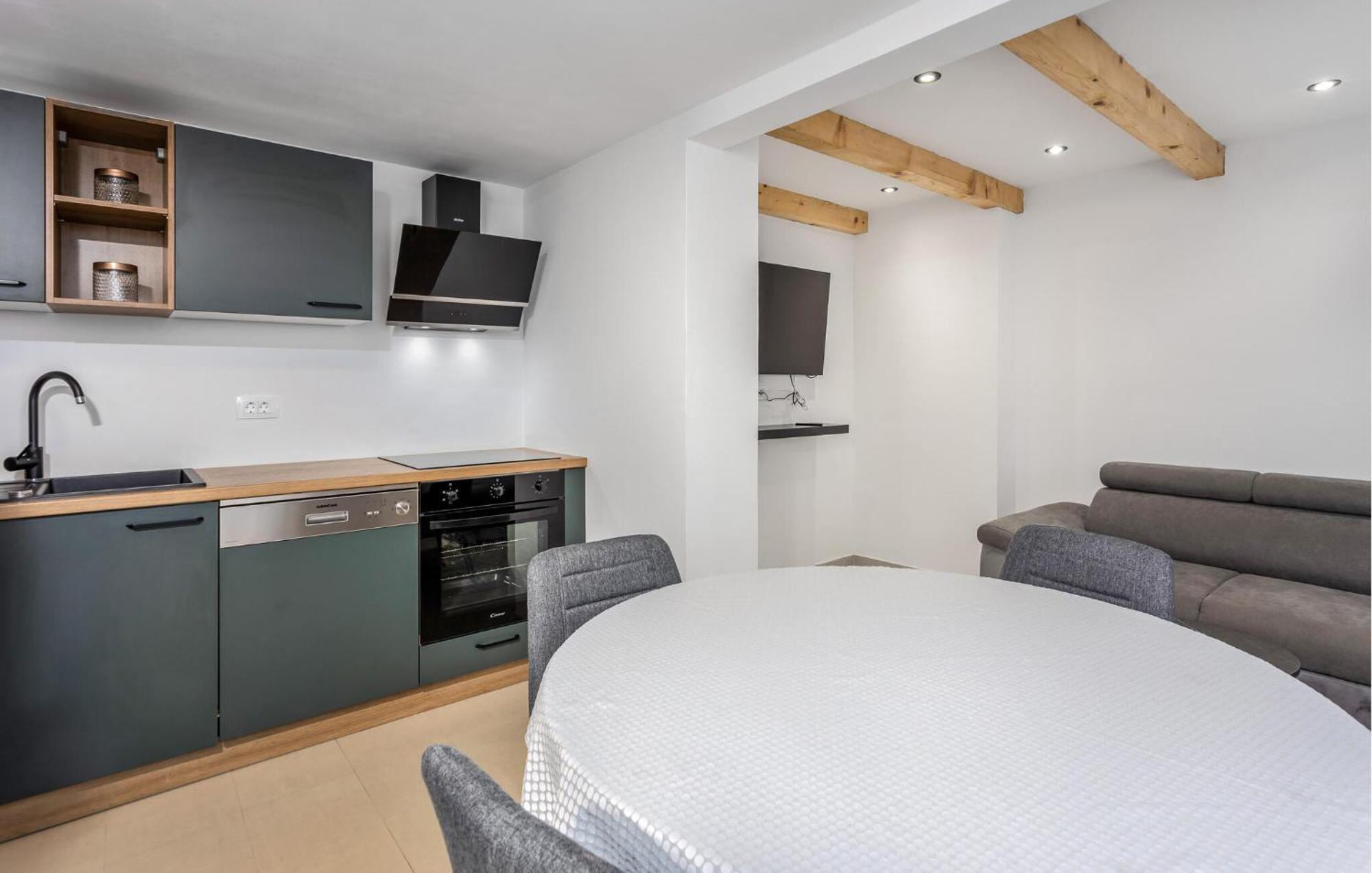 Gorgeous Apartment In Brsec With Kitchen Esterno foto