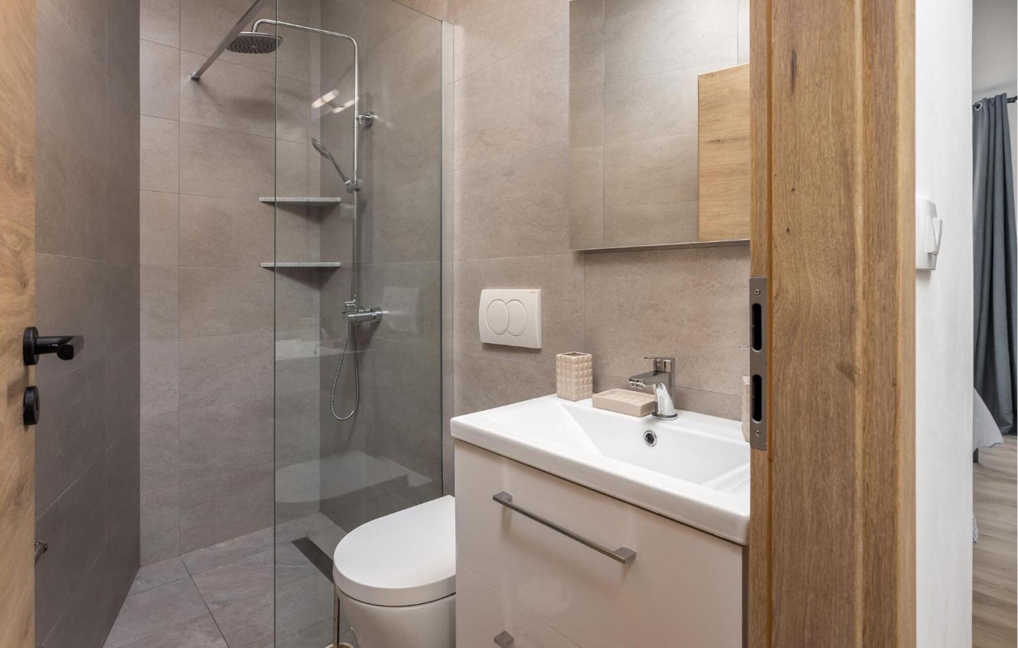 Gorgeous Apartment In Brsec With Kitchen Esterno foto